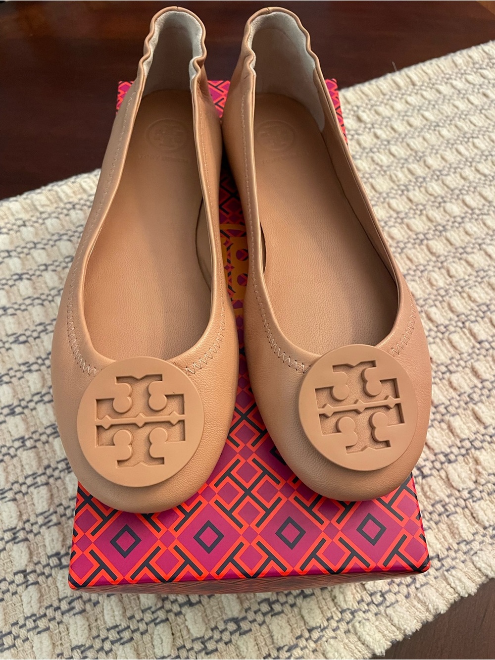 Tory Burch Minnie Travel Ballet Flat in Tan size 7